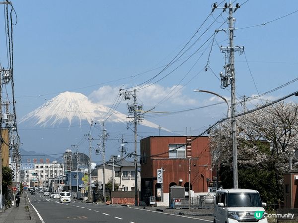 在旅行途中，當天天氣晴朗，可清楚見到富士山，忍唔位即刻拍下