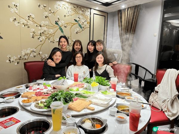 火艷火鍋別具特色,先加入白雞湯,再配以花雕酒形成火艷,然後散...