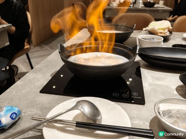 火艷火鍋別具特色,先加入白雞湯,再配以花雕酒形成火艷,然後散...