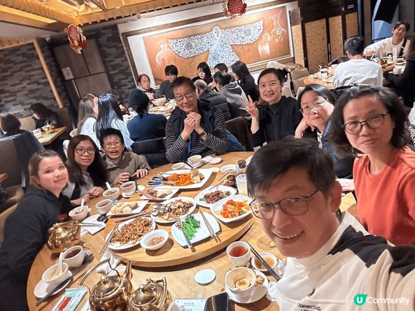 火艷火鍋別具特色,先加入白雞湯,再配以花雕酒形成火艷,然後散...