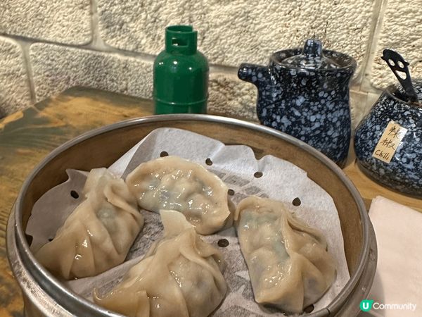 襯住放假去左長洲行下，見到呢間餃子冰室嘅口味幾特別，就入左去...