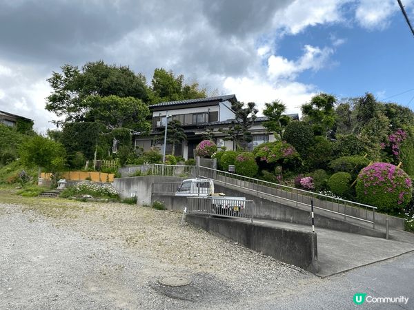 成田站附近有許多本地住的民宅以及充滿古代感的小店，非常值得一...