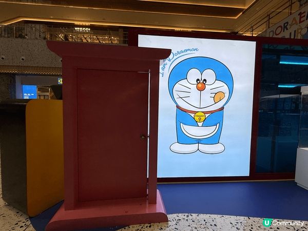 這裡是深圳萬象食家，當日有多啦A夢的臨時攤位。有很多多啦A夢...