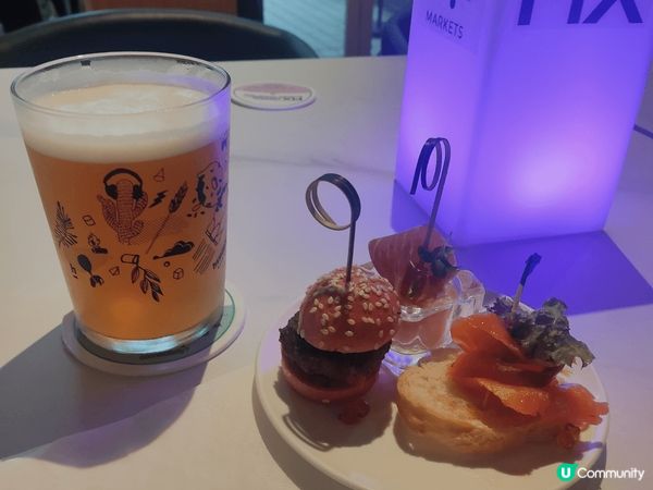 這裡是在金鐘香港公園的餐廳，餐廳走精緻路線，裏面有紅白餐酒，...