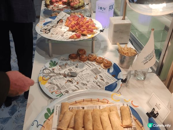 這裡是在金鐘香港公園的餐廳，餐廳走精緻路線，裏面有紅白餐酒，...