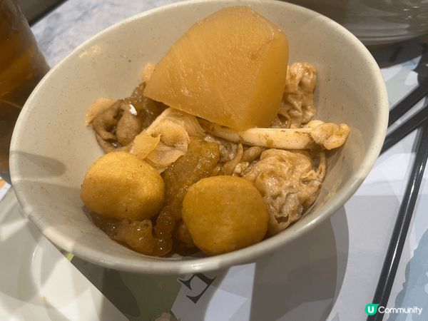 蘿蔔切作不規則的塊狀，早被湯汁浸透，咬下去時，外層綿軟，內裏...