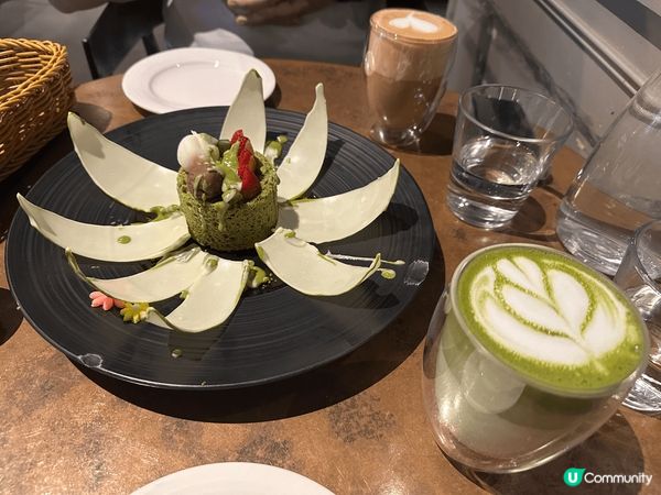 這是在台北赤峰街的一間叫咖啡瑪榭的餐廳，所有甜品的擺盤都很有...