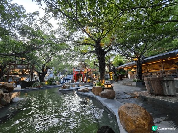 三张上都系喺珠海温泉玩嘅，一路食一路浸温泉就有得听古筝。