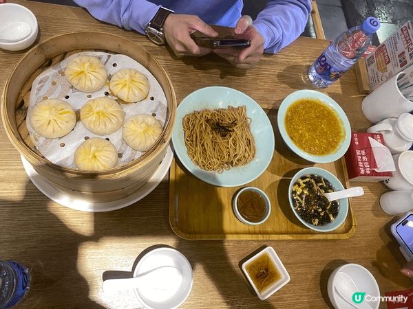 在上海佳家小籠包品嚐了一籠熱騰騰的蟹粉鮮肉湯包，皮薄餡多，湯...