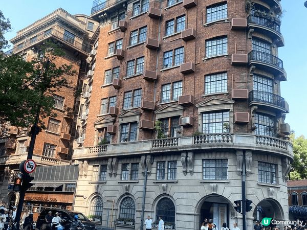 在上海佳家小籠包品嚐了一籠熱騰騰的蟹粉鮮肉湯包，皮薄餡多，湯...