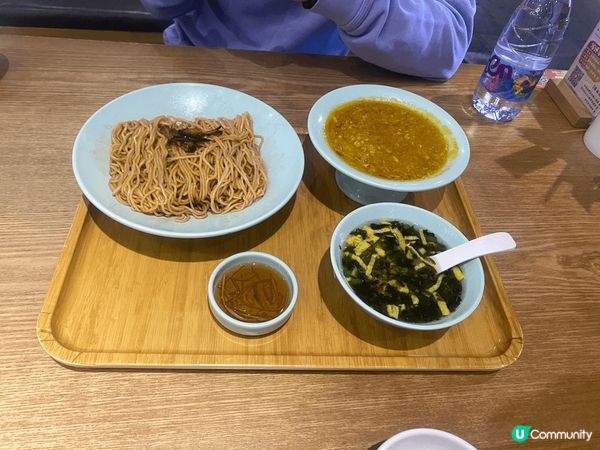 在上海佳家小籠包品嚐了一籠熱騰騰的蟹粉鮮肉湯包，皮薄餡多，湯...