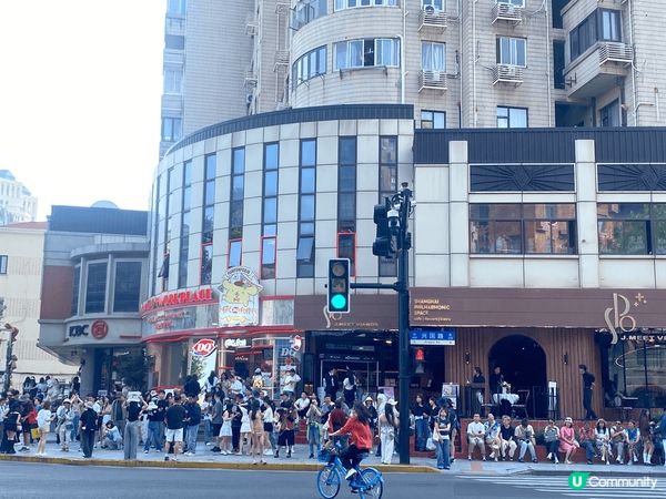 武康大樓是上海著名的歷史建築，以其獨特的船型外觀吸引無數遊客...