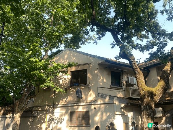 武康大樓是上海著名的歷史建築，以其獨特的船型外觀吸引無數遊客...