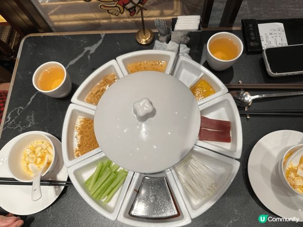 呢間羲和京致片皮鴨好食，多汁、肥瘦適中、仲有好多不同配料俾你...