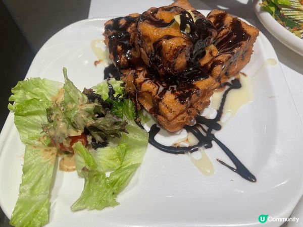 今次想推介的美食係三悅冰室的黑白西多士，西多士可以話係香港人...