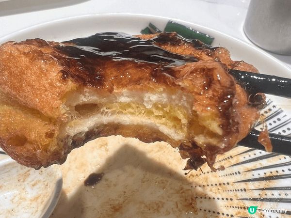 今次想推介的美食係三悅冰室的黑白西多士，西多士可以話係香港人...