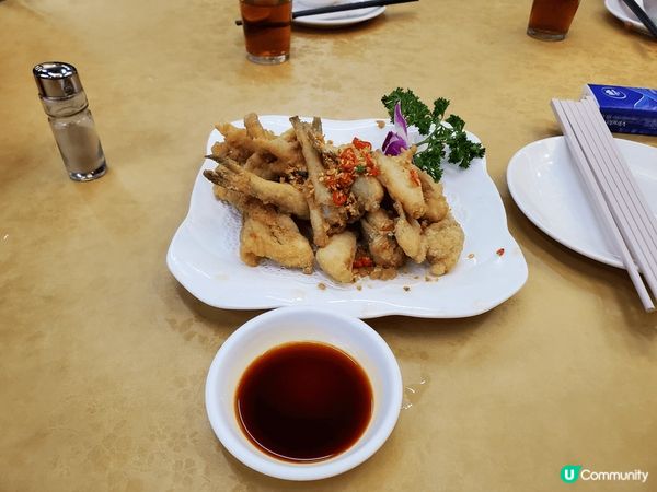 即炒即食嘅港式美食，如：和蟲蒸水蛋、椒鹽九肚魚、班塊炒西蘭花...