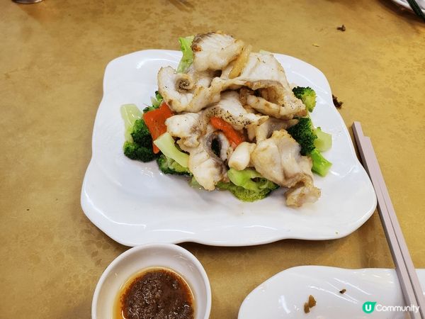 即炒即食嘅港式美食，如：和蟲蒸水蛋、椒鹽九肚魚、班塊炒西蘭花...