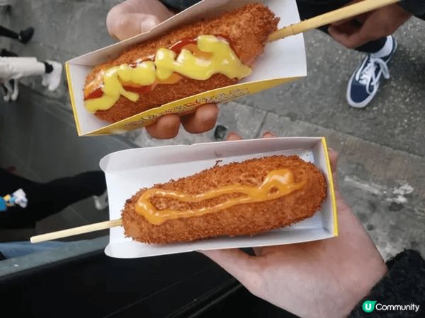 雙重芝士熱狗棒，外層軟熟嘅麵包層融合內裡滿滿雙重芝士，食到成...