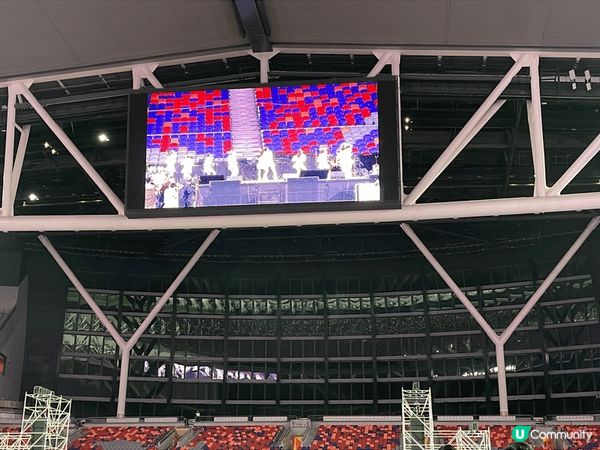 場館很大，視野良好，氣氛熱烈，音響方面亦十分出色，觀賞很興奮...