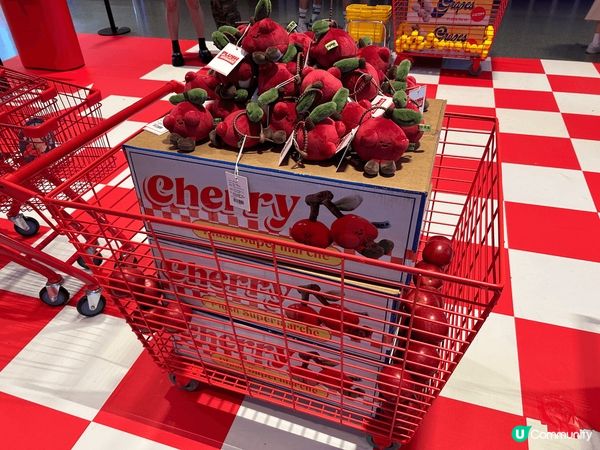 位於airside 1/F的偽超級市場，有很多很可愛的公仔，...