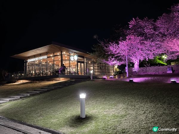 富山站附近的富岩運河環水公園，公園內有「世界上最美的星巴克」...