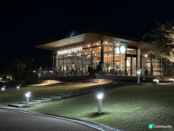 富山站附近的富岩運河環水公園，公園內有「世界上最美的星巴克」...