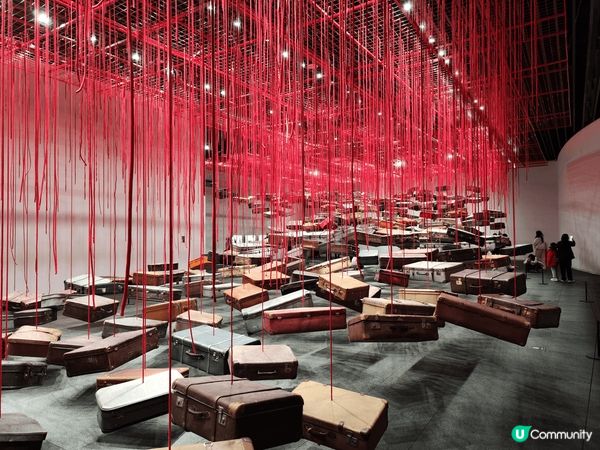 一入展場就被紅線包圍，好似人嘅血管咁交織成網，真係好震撼！鹽...