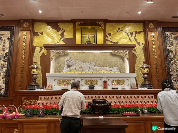 高雄流行音樂中心是高雄一大景點之一，燈光秀真的好看又震撼，而...