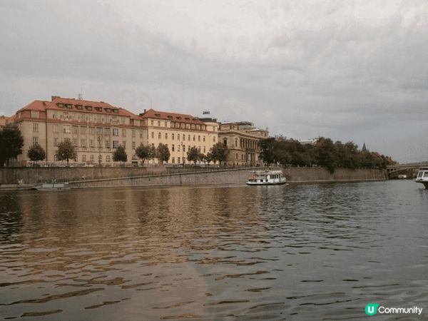 伏爾塔瓦河（Vltava River）是捷克最長的河流，全長...