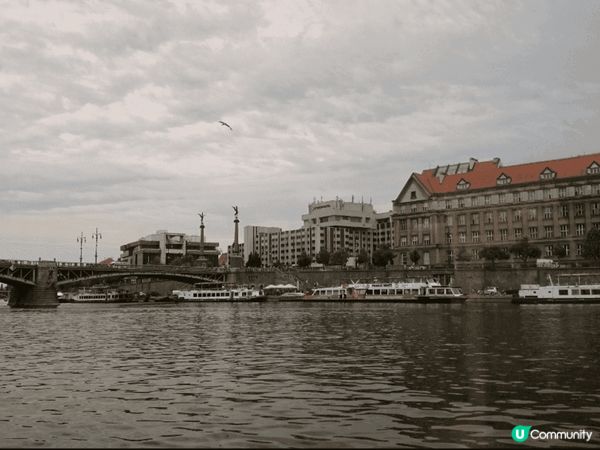 伏爾塔瓦河（Vltava River）是捷克最長的河流，全長...