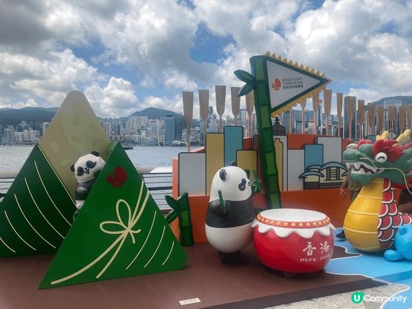尖沙咀海濱，最近放了3個國寳熊貓打卡位，加上端午節的造型，非...