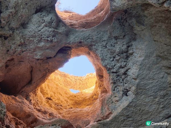 船遊貝納吉爾海蝕洞🚤,是葡萄牙南部 一處海水侵蝕洞穴 🕳,被...