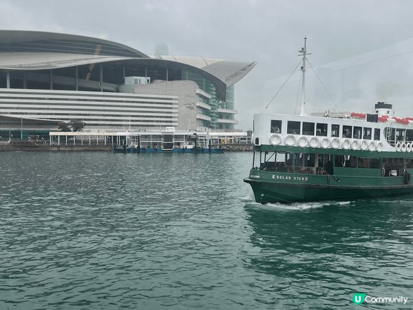 坐天星小輪喺香港係一個好正嘅體驗，佢係香港歷史悠久嘅經典交通...
