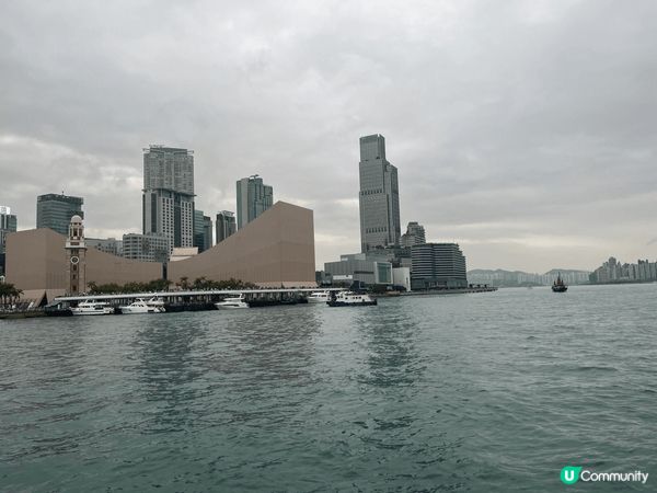 坐天星小輪喺香港係一個好正嘅體驗，佢係香港歷史悠久嘅經典交通...