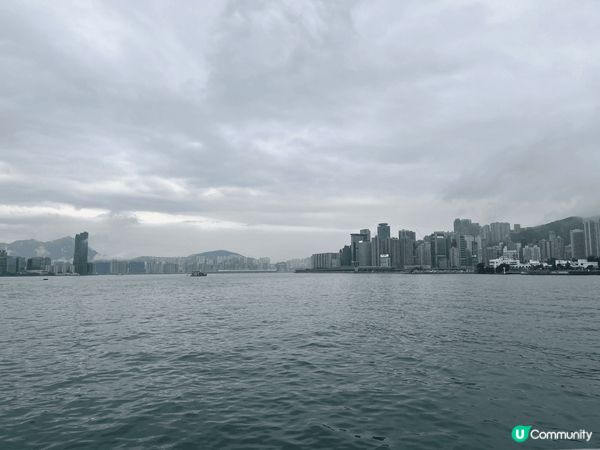 坐天星小輪喺香港係一個好正嘅體驗，佢係香港歷史悠久嘅經典交通...