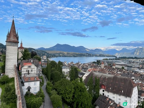 瑞士以其壯麗的自然風光聞名，吸引著眾多遊客。雄偉的阿爾卑斯山...