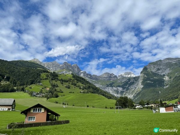 瑞士以其壯麗的自然風光聞名，吸引著眾多遊客。雄偉的阿爾卑斯山...
