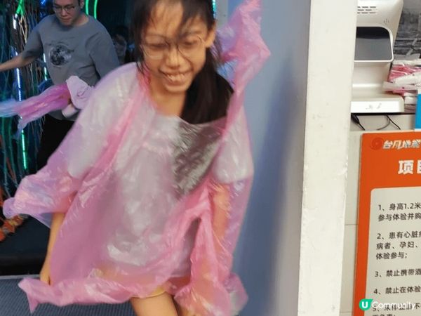 圖1. 在深圳甘坑古鎮玩台風地震體驗館