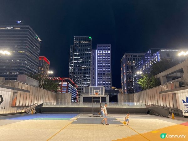 台北信義新光三越，可以帶顆籃球🏀跟朋友去打球玩一下哦～