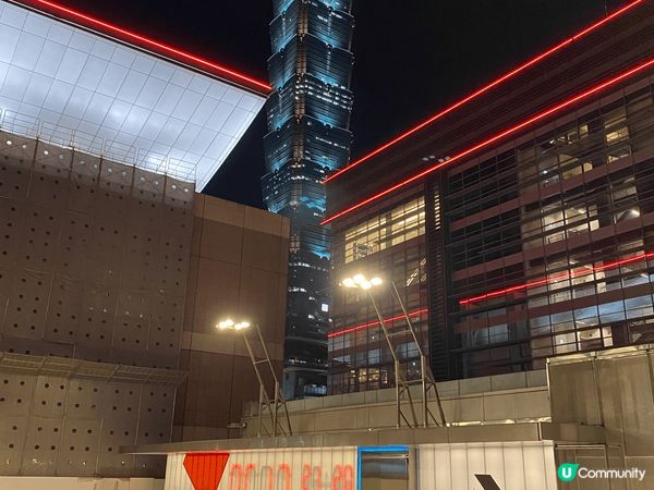 台北信義新光三越，可以帶顆籃球🏀跟朋友去打球玩一下哦～