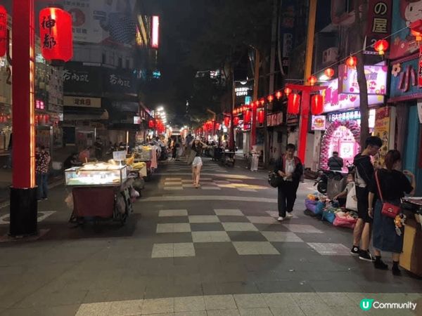 台北夜市多姿多彩，好多街頭小食，我試咗好多款台灣地道美食，絕...
