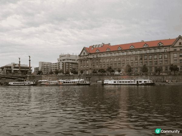 伏爾塔瓦河（Vltava River）是捷克最長的河流，全長...
