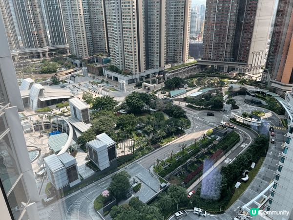 第一張係維多利亞港嘅海景，背景有山同城市天際線；第二張係另一...