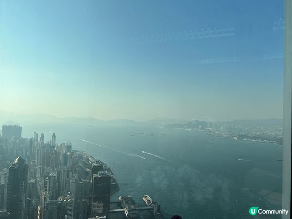 第一張係維多利亞港嘅海景，背景有山同城市天際線；第二張係另一...