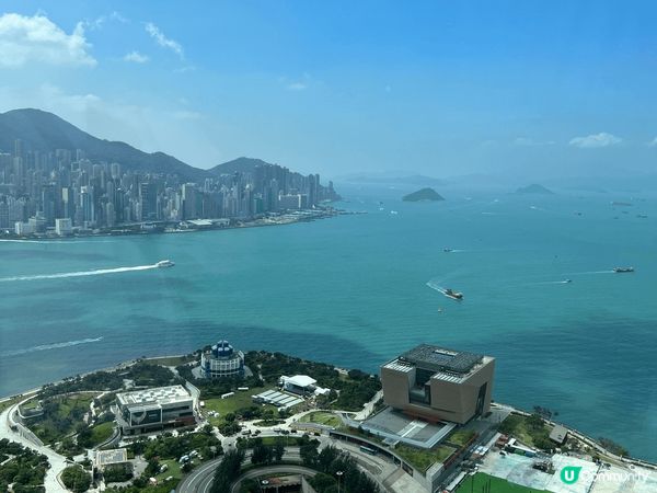 第一張係維多利亞港嘅海景，背景有山同城市天際線；第二張係另一...