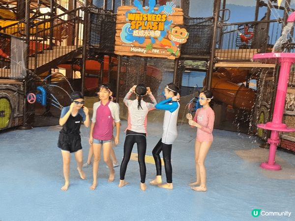 小朋友鍾意去海洋公園水上樂園，因為小朋友已經懂得游泳，所以想...