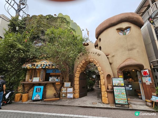 東京吉祥寺嘅一間好有特色嘅貓cafe 貓貓好得意好大隻成個環...