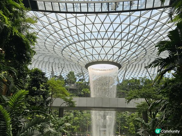 新加坡樟宜機場T1隔離的Jewel, 正門一入就見到一個漏斗...