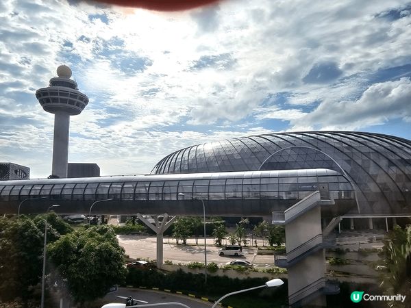 新加坡樟宜機場T1隔離的Jewel, 正門一入就見到一個漏斗...